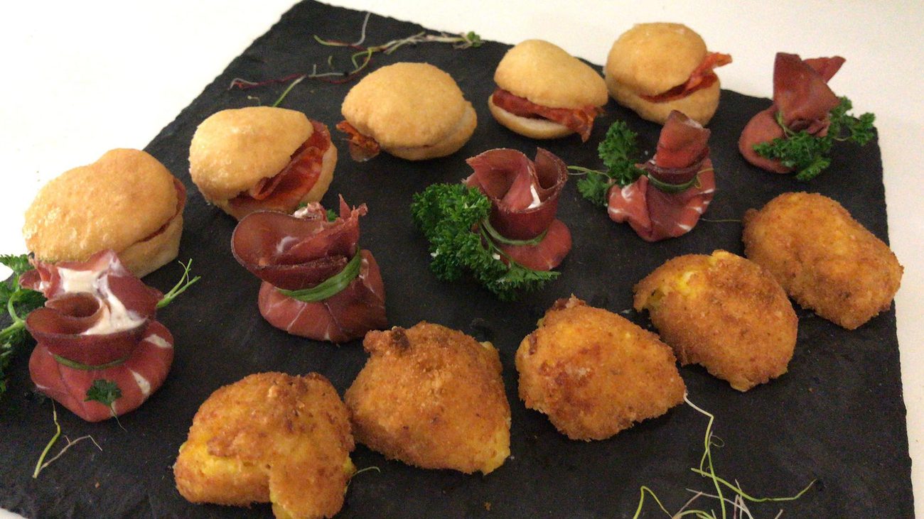 Apéro-Häppchen auf Schieferplatten, für eine Gesellschaft hergerichtet