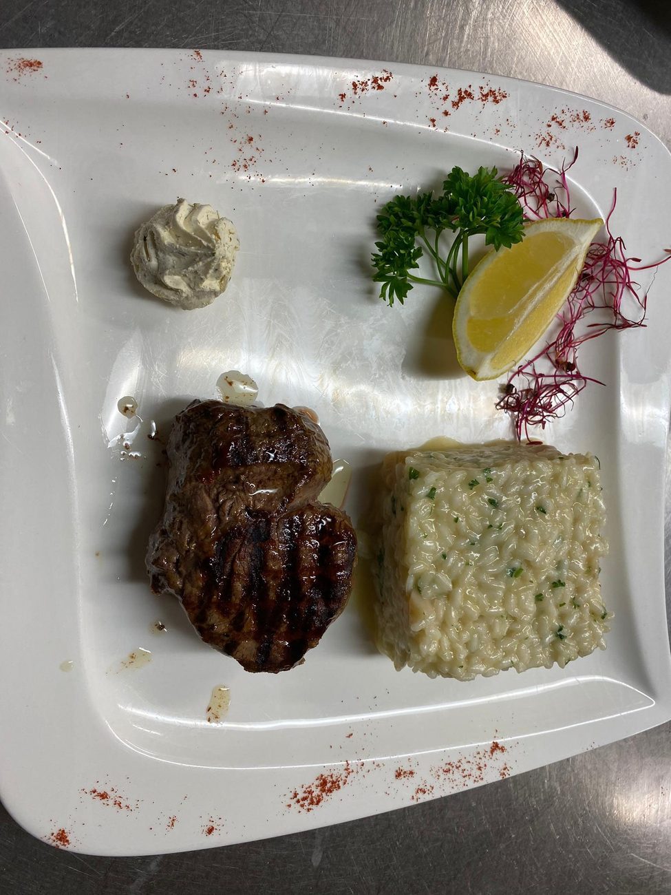 Gegrilltes Rindsfilet mit Risotto und Gemüse