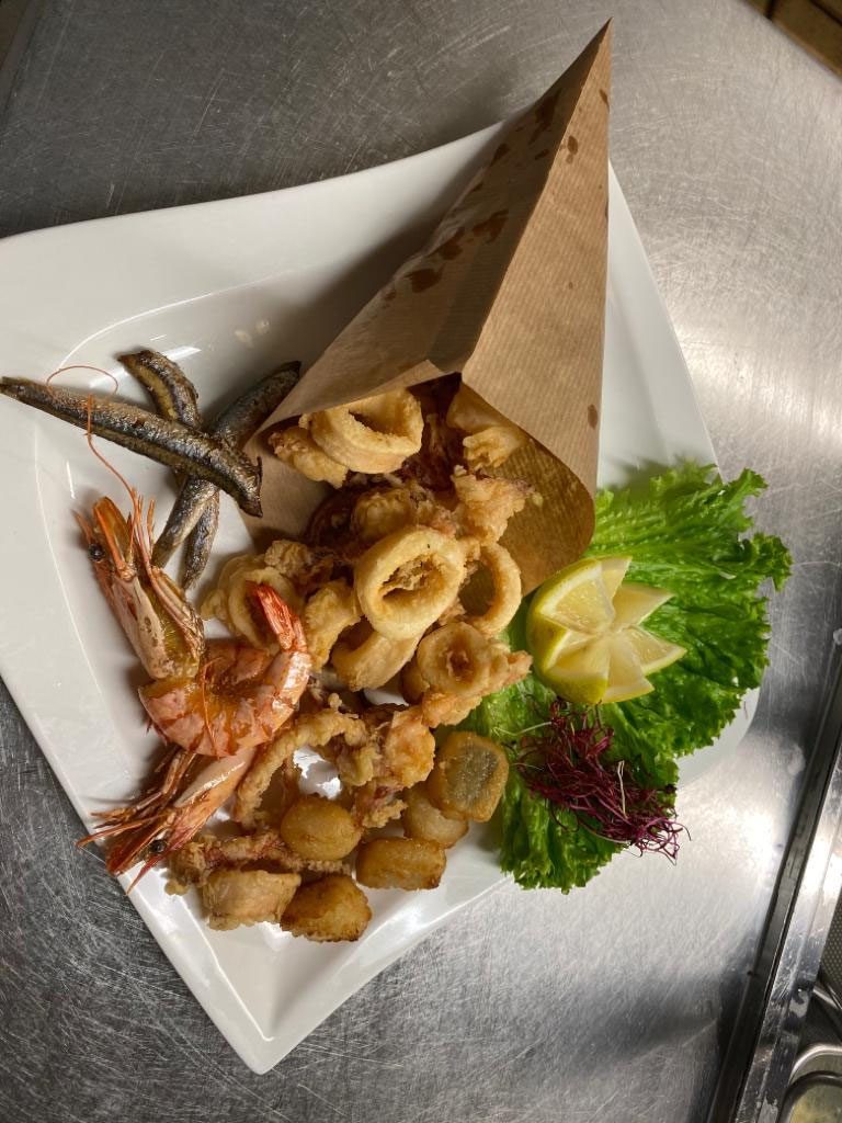 Frittura mista: frittierte Crevetten, Calamari und Fisch mit Zitrone