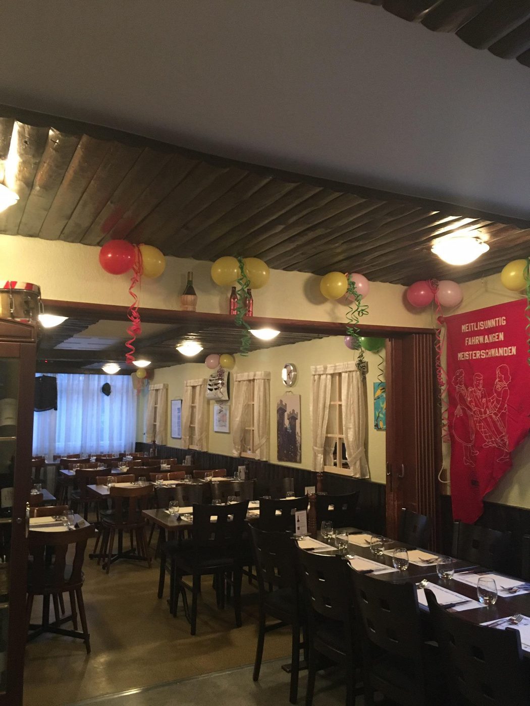 Der Saal für einen Anlass geschmückt, mit Ballons und Girlanden