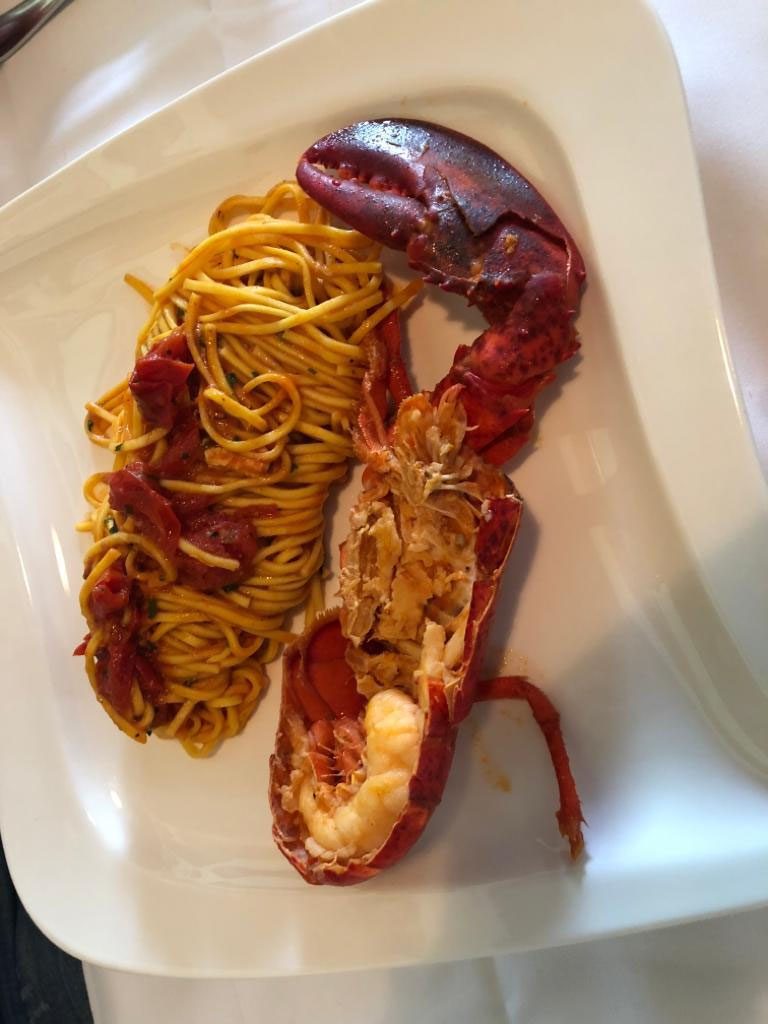 Spaghetti mit Hummer auf einem weissen Teller